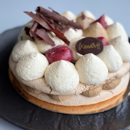 Sweet Cappuccino (kaffecreme, Vanilje Sarah Bernhard, hindbær cremeux og valnødder i rom)
