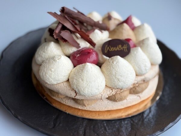 Sweet Cappuccino (kaffecreme, Vanilje Sarah Bernhard, hindbær cremeux og valnødder i rom)