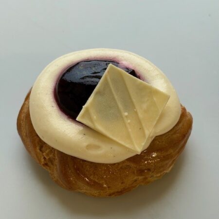 Vandbakkelse med mandelcreme, vanilje Sarah Bernhard og kirsebærkompot