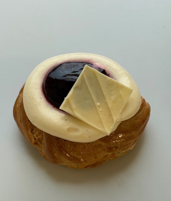 Vandbakkelse med mandelcreme, vanilje Sarah Bernhard og kirsebærkompot