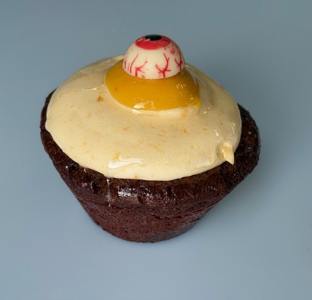 Betændte Øjne (chokoladebund, abrikosmousse og mango)